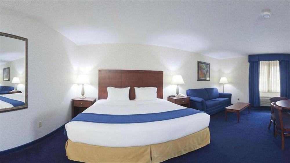 Holiday Inn Express Deforest By Ihg Exterior photo