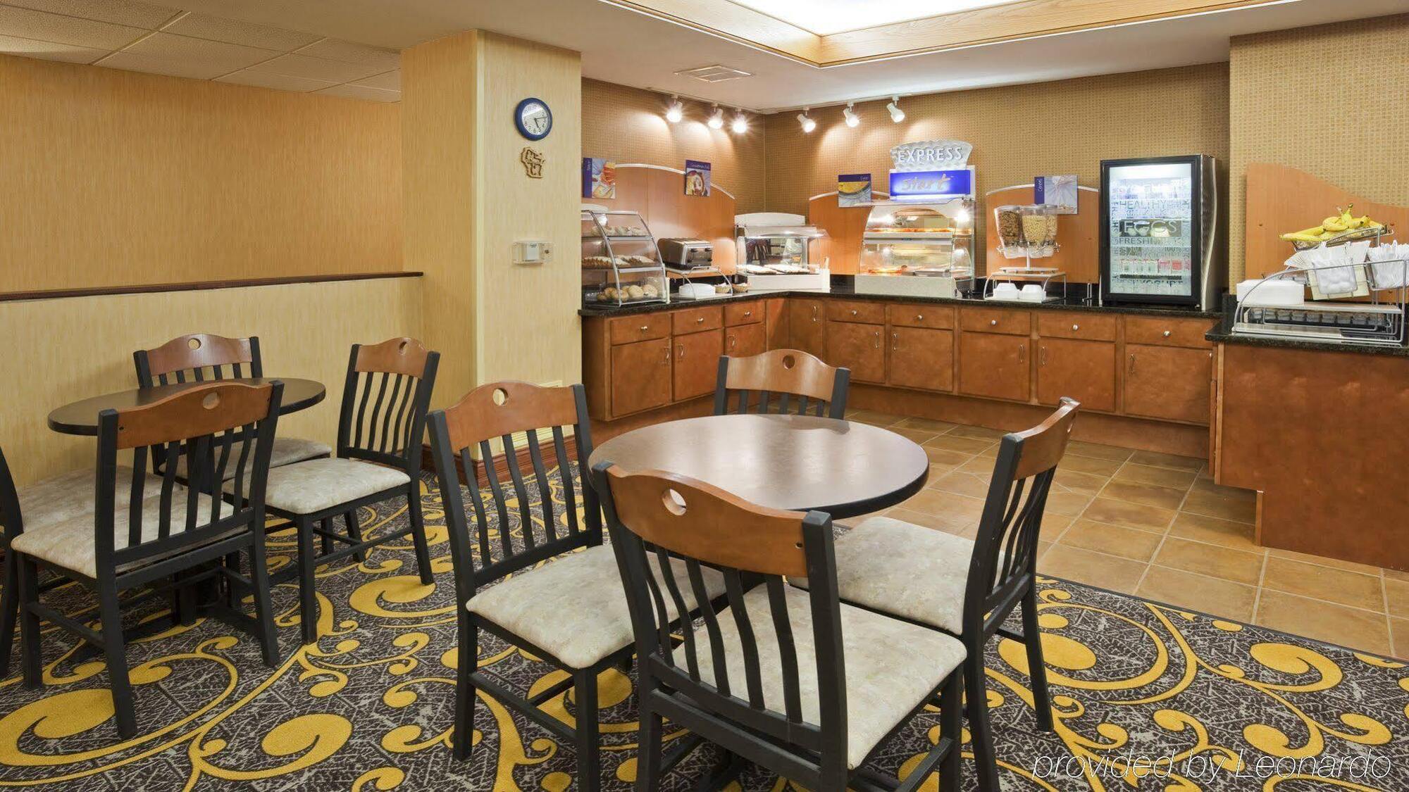 Holiday Inn Express Deforest By Ihg Exterior photo